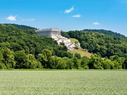 View across a green cornfield to the Walhalla Memorial on the Bräuberg, Donaustauf, Upper