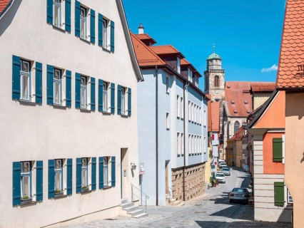 Alley with cobblestones and town houses, behind St. Georg Cathedral, Dinkelsbühl, Middle Franconia,