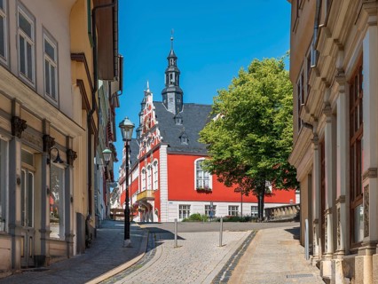 Gasse am Marktplatz, in the back the town hall, Arnstadt, Thuringia, Germany