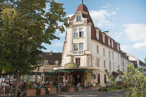 Dole, France. September 20th 2024 The 2nd Northwich Avenue Pub, Dole, France. Beside the River