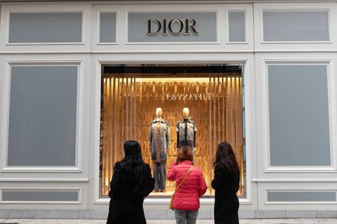 Vienna, Austria. October 15th 2024 Window shoppers outside Dior shop, luxury fashion brand in