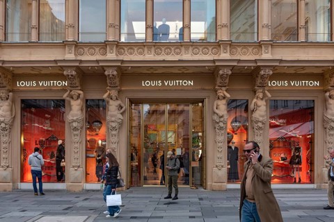 Vienna, Austria. October 15th 2024 Shopper in a busy fashionable shopping street in the centre of