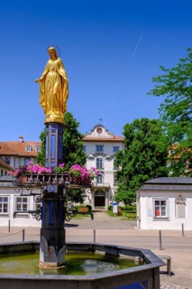 Marienbrunnen with New Castle, Wurzach Castle, Bad Wurzach, Upper Swabia, Swabia,