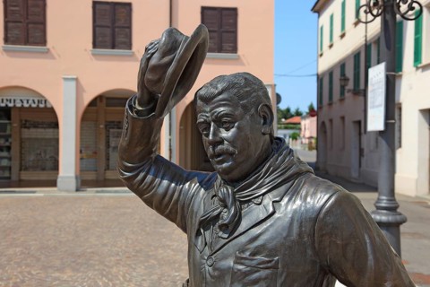 Italy, village of Brescello, bronze figure of Peppone, Mayor Giuseppe Bottazzi portrayed by actor