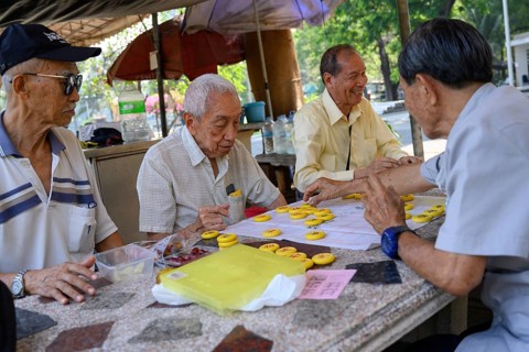 Bangkok, Thailand. March 4th 2025. Old men play Chinese board games on a Sunday morning in Lumphini