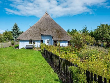 The thatched parish widow's house from 1719 with cottage garden, museum in Groß Zicker, Mönchgut