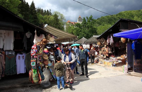 Souvenir sale at Bran Castle, market stalls in front of the entrance, tourists, Törzburg, in