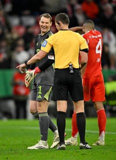 Referee Referee Daniel Siebert Gesture Gesture in conversation Discussion with goalkeeper Manuel