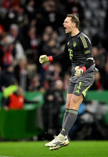 Cheering, goal celebration, goalkeeper Manuel Neuer FC Bayern Munich FCB (01) Football Bundesliga,