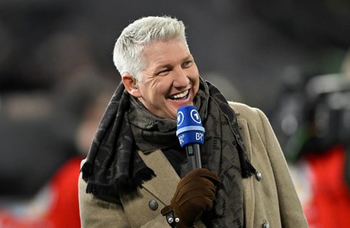 TV expert Bastian Schweinsteiger, portrait, smiles, in interview microphone Mikro Logo ARD BR