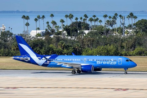 An Airbus A220-300 Breeze Airways aircraft with license plate N239BZ at Tampa airport, USA