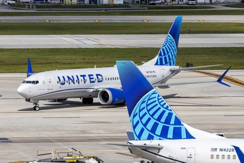 A United Airlines Boeing 737 MAX 8 aircraft with license plate N67350 at Fort Lauderdale airport,
