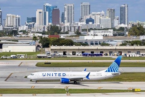 A United Airlines Boeing 737 MAX 9 aircraft with license plate N17550 at Fort Lauderdale airport,