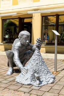 Silver figure claw boy by Christoph Rossner in Petersstraße, stop on the Siberweg adventure trail