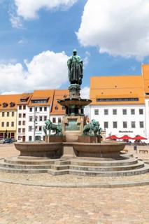 Fountain monument with city founder Otto the Rich and 4 heraldic lions on the Obermarkt in