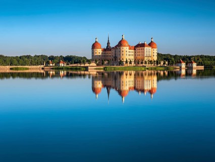 Moritzburg Castle, Augusts the Strong hunting lodge in morning light, water reflection in the lake,