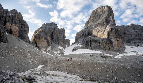 Hikers hiking trail to Bocca degli Armi, Brenta Mountains, Brenta-Adamello Natural Park, Trentino,