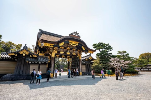 Tor Kara-mon, former imperial villa, Nijo Castle, Kyoto, Japan
