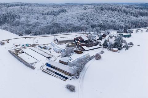 Snow-covered farm in an open winter landscape, surrounded by forests, Haselstaller Hof, Gechingen,