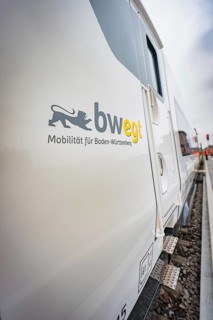 Side view of a train with the imprint 'bw egt' and a lion logo, battery electric train Siemens