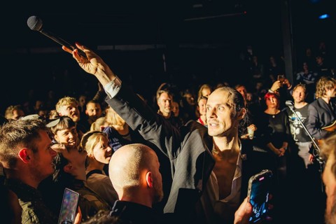 Singer Ben Hartmann from Billions live in the audience on 10 years of cocaine and raspberry ice