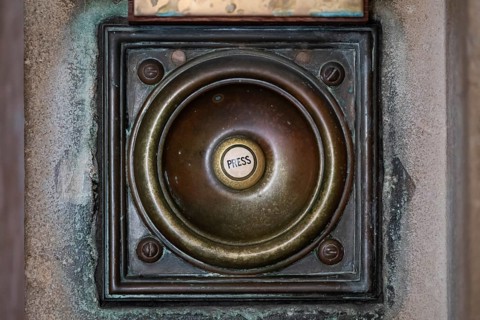 Bronze doorbell with patina and push button with the inscription press, urban and worn look, Royal