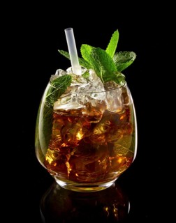 Cocktail in front of a black background, studio shot