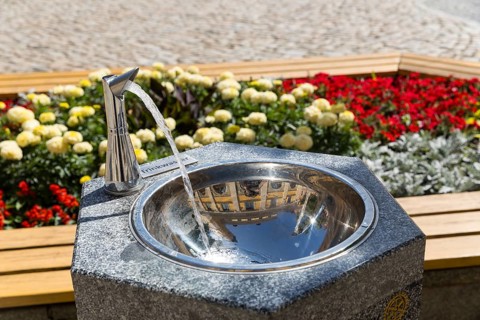 Drinking fountain on the main market square, reflecting the town hall, Bautzen, Upper Lusatia,
