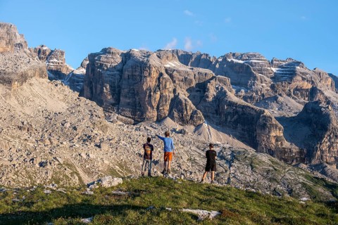 Hikers on the Grosté Plateau, mountain peaks of the Brenta Mountains, Brenta, Brenta-Adamello