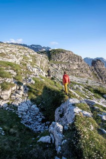Hikers on the Grosté Plateau, mountain peaks of the Brenta Mountains, Brenta, Brenta-Adamello