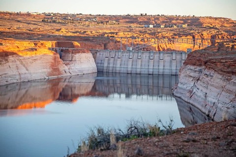Page, Arizona - The water reservoir behind the Glen Canyon Dam is only 27 percent full. White rock