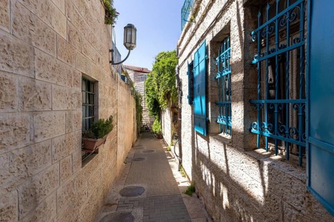 Israel, Jerusalem old narrow streets of Nahlaot historic center with many small synagogues