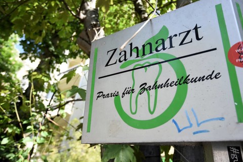 Sign at a dental practice on the Landwehr Canal in Kreuzberg, also the dental practice notice
