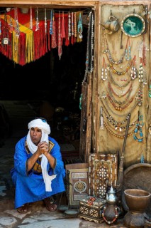 Traditionally dressed Berber, Merzouga, Meknès-Tafilalet region, Erg Chebbi, northern Sahara,