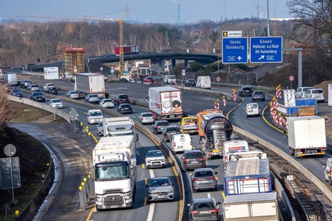 A3 motorway at the Duisburg-Kaiserberg interchange, constricted lanes, heavy traffic, complete