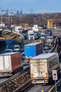 A3 motorway at the Duisburg-Kaiserberg interchange, constricted lanes, heavy traffic, complete