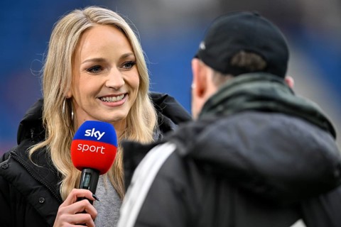SKY presenter reporter Katharina Kleinfeldt, portrait in interview microphone micro logo with