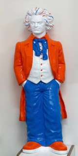 Beethoven figure in the colors blue, orange and white, the colors of the Deutsches Museum Bonn in