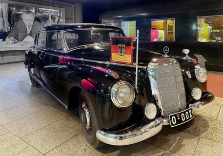 Adenauer's Mercedes 300 with saloon car 10205, historical film in the background, House of History,