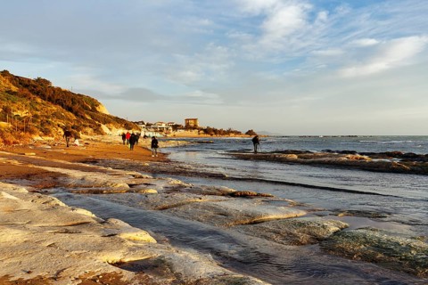 Walkers on the beach, Lido Scala dei Turchi, Realmonte, Agrigento, Sicily, south coast,