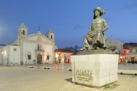 Church of Santa Maria ou da Misericordia and monument to Henry the Navigator at dusk, Praca Infante
