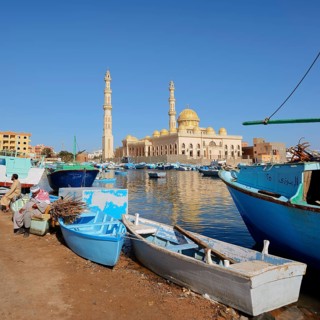 Fishing boats and mosque El Mina Masjid, Hurghada, Red Sea Governorates, Egypt