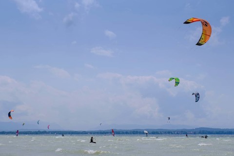 Surfer, Kite Surfer, Wind am Starnberger See, Ostseite, Fünfseenland, Upper Bavaria, Bavaria,