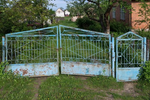 Old garden gate in front of a plot of land in the former Dornfeld from 1789-1939, today