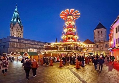 Christmas market with mulled wine pyramid on the market with St. Ulrich Cathedral and Gaukirche in