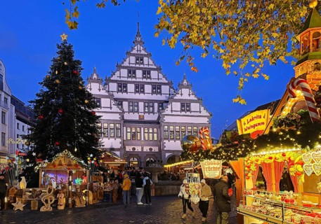 Weser Renaissance style town hall with Christmas market on Town Hall Square, Rathausplatz,