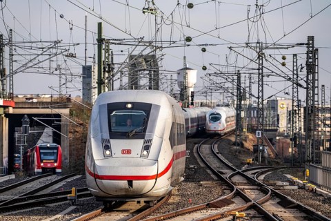 Trains on the line, platform tracks in front of Cologne-Messe/Deutz station, ICE long-distance