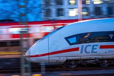 Train on the line, platform tracks in front of Cologne-Messe/Deutz station, ICE long-distance