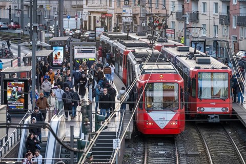 Tram stop Bahnhof Deutz/Lanxess Arena in Cologne-Deutz, rush hour in the afternoon, full platforms,