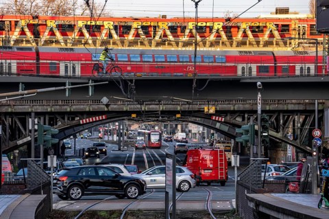 Regional train on the line, railway bridge over Deutz-Mülheimer-Straße, more than 10 tracks crosses